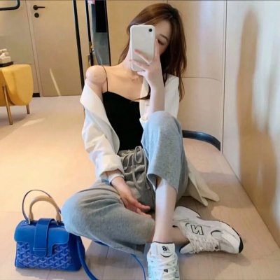 坐推土机的少女